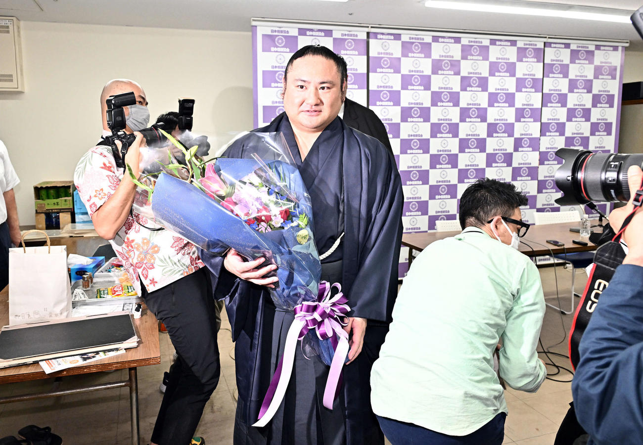 引退会見を終え会場を後にする琴恵光（撮影・滝沢徹郎）
