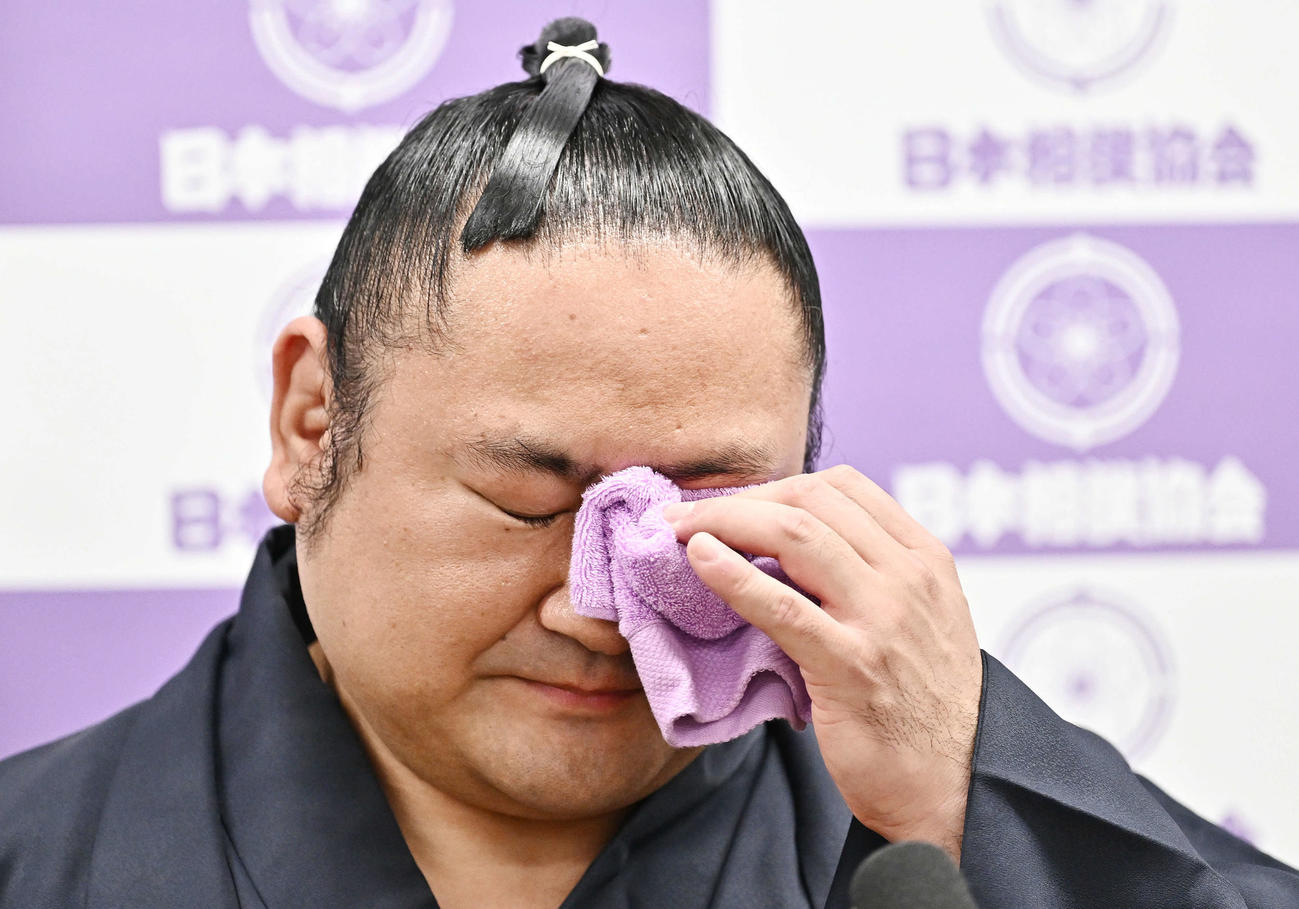 引退会見で感極まる琴恵光（撮影・滝沢徹郎）