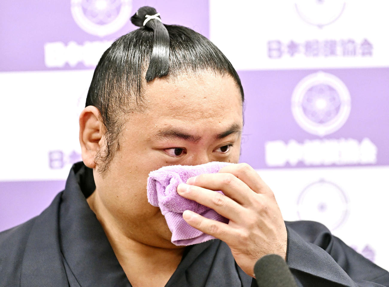 引退会見で感極まる琴恵光（撮影・滝沢徹郎）