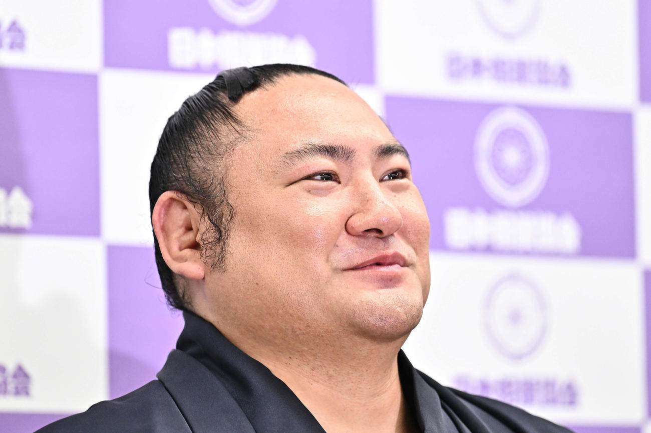 引退会見で笑顔を見せる琴恵光（撮影・滝沢徹郎）