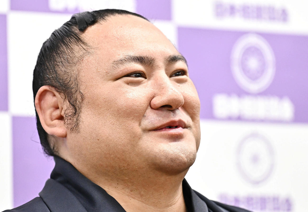 引退会見で笑顔を見せる琴恵光（撮影・滝沢徹郎）