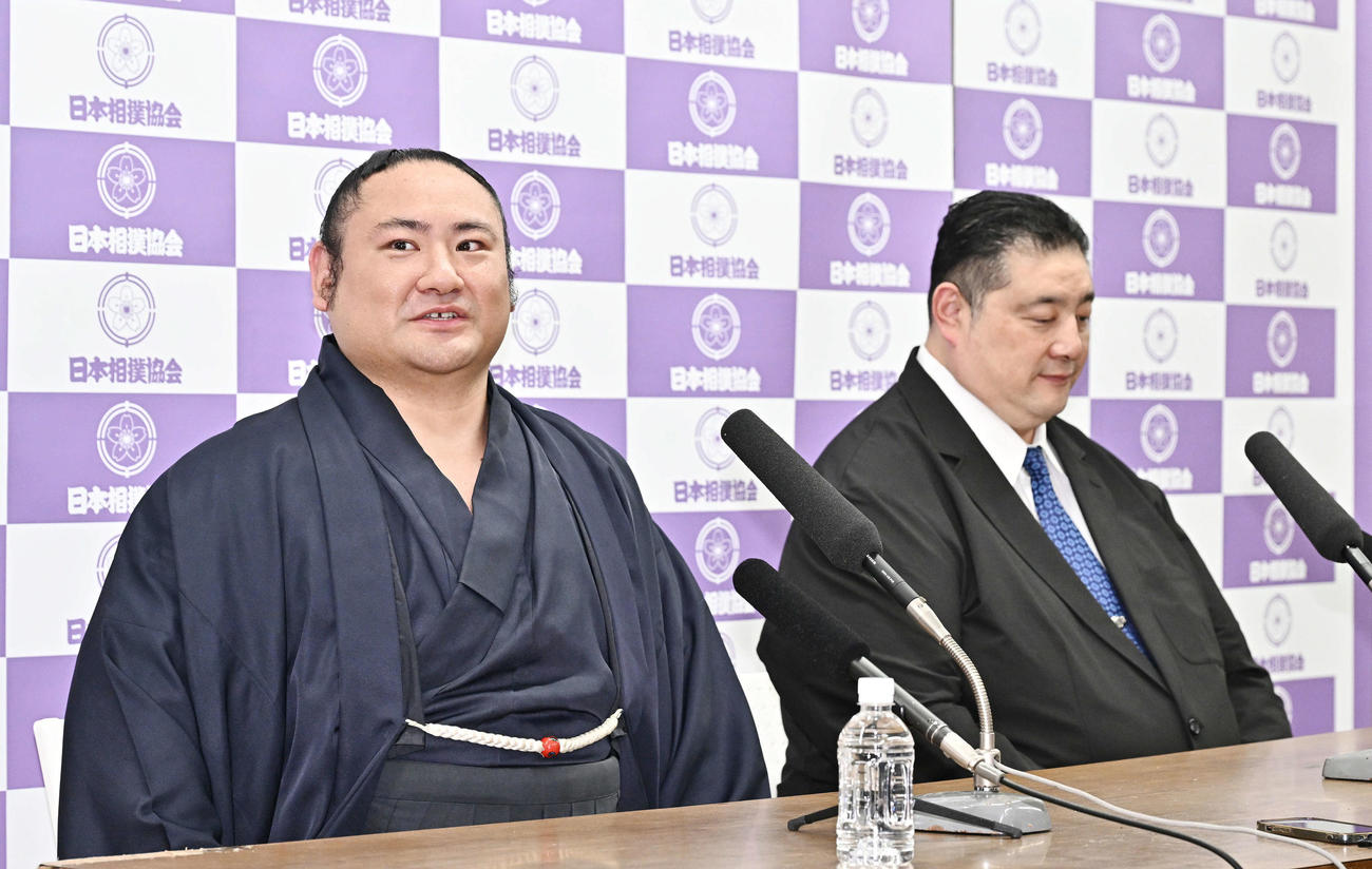 引退会見で記者の質問に応じる琴恵光。右は佐渡ケ嶽親方（撮影・滝沢徹郎）