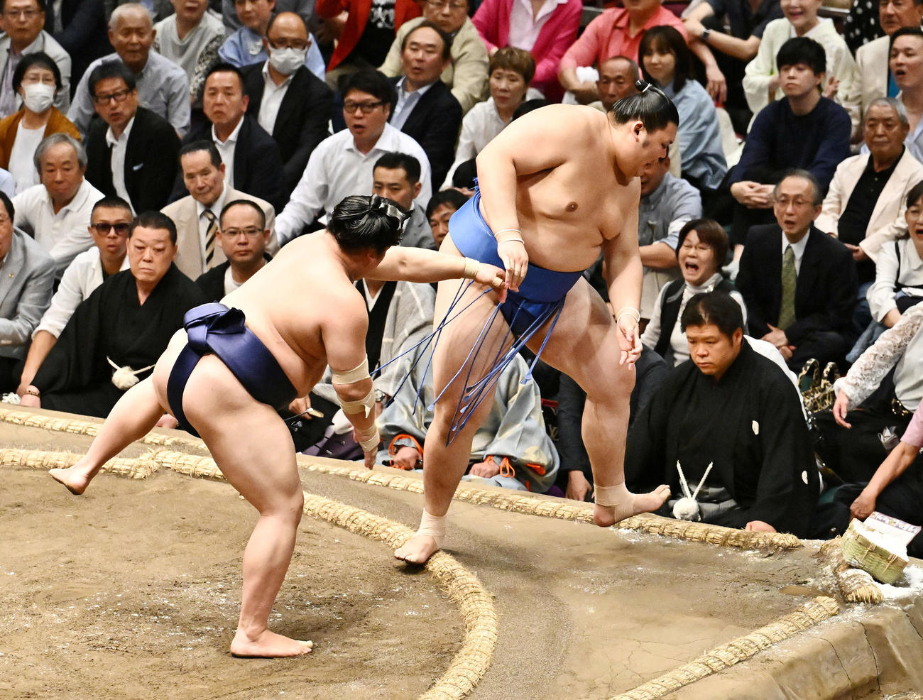 平戸海（左）は大の里を押し出しで破る（撮影・滝沢徹郎）
