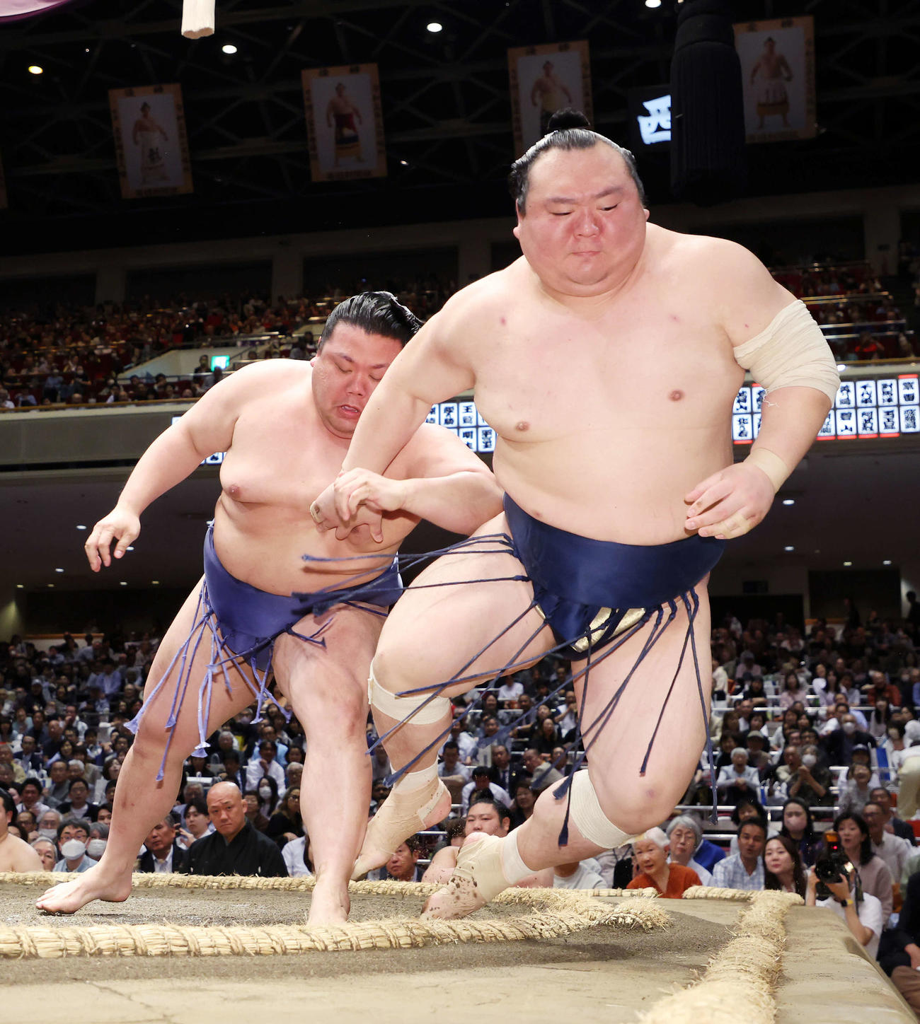 美ノ海（左）に押し倒しで敗れる宝富士（撮影・鈴木正人）