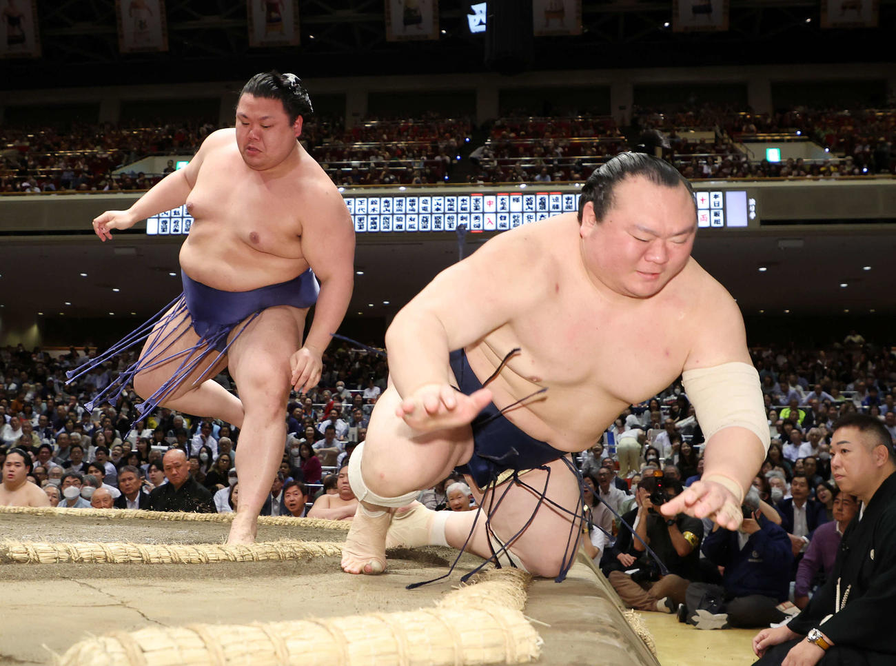 美ノ海（左）に押し倒しで敗れる宝富士（撮影・鈴木正人）