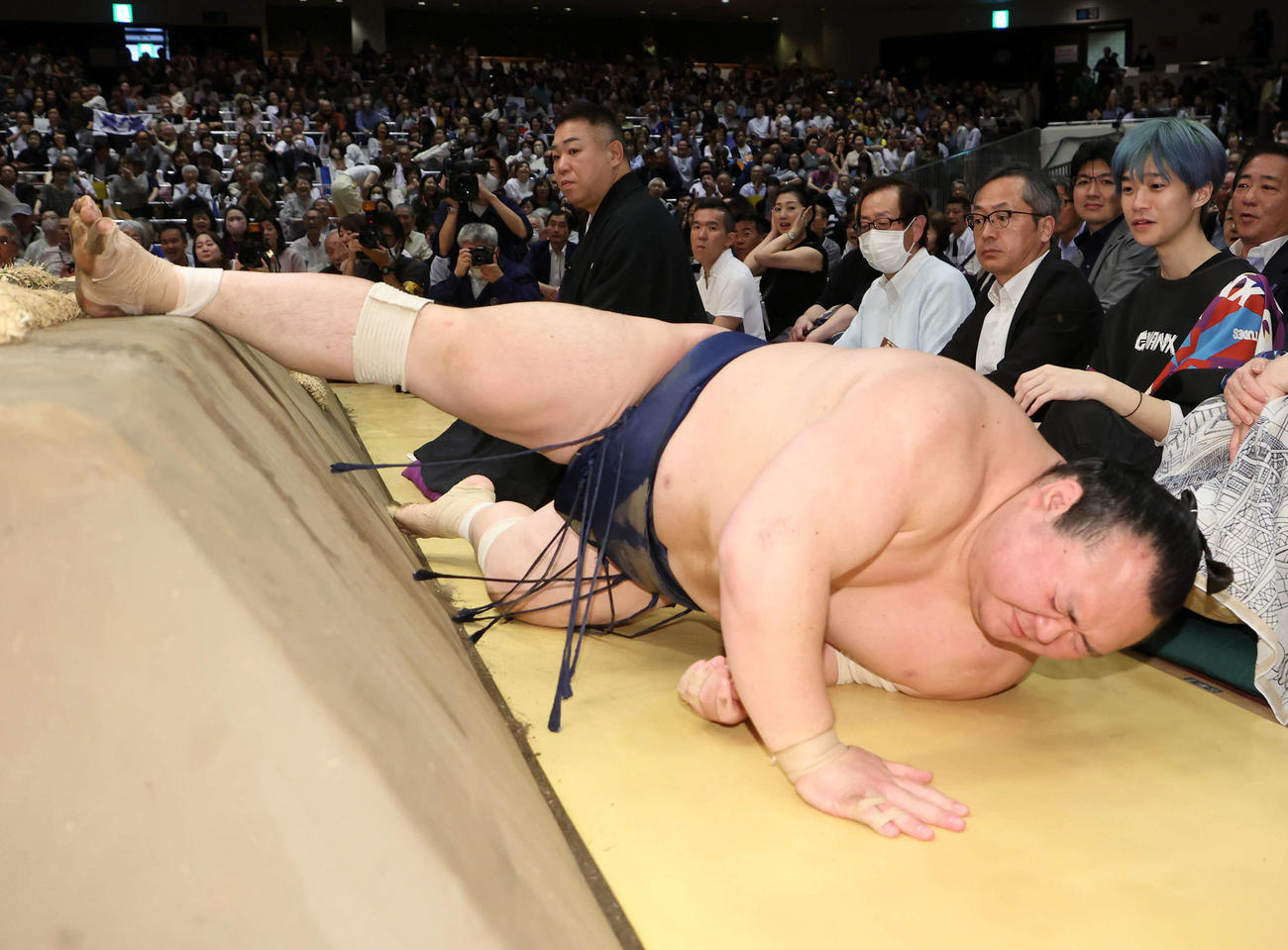 美ノ海に押し倒しで敗れた宝富士（撮影・鈴木正人）