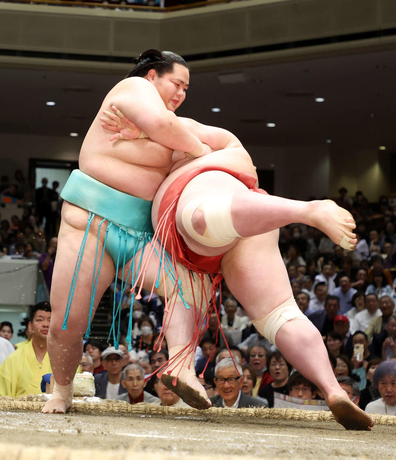 阿武咲（右）を突き落としで破る琴桜（撮影・鈴木正人）