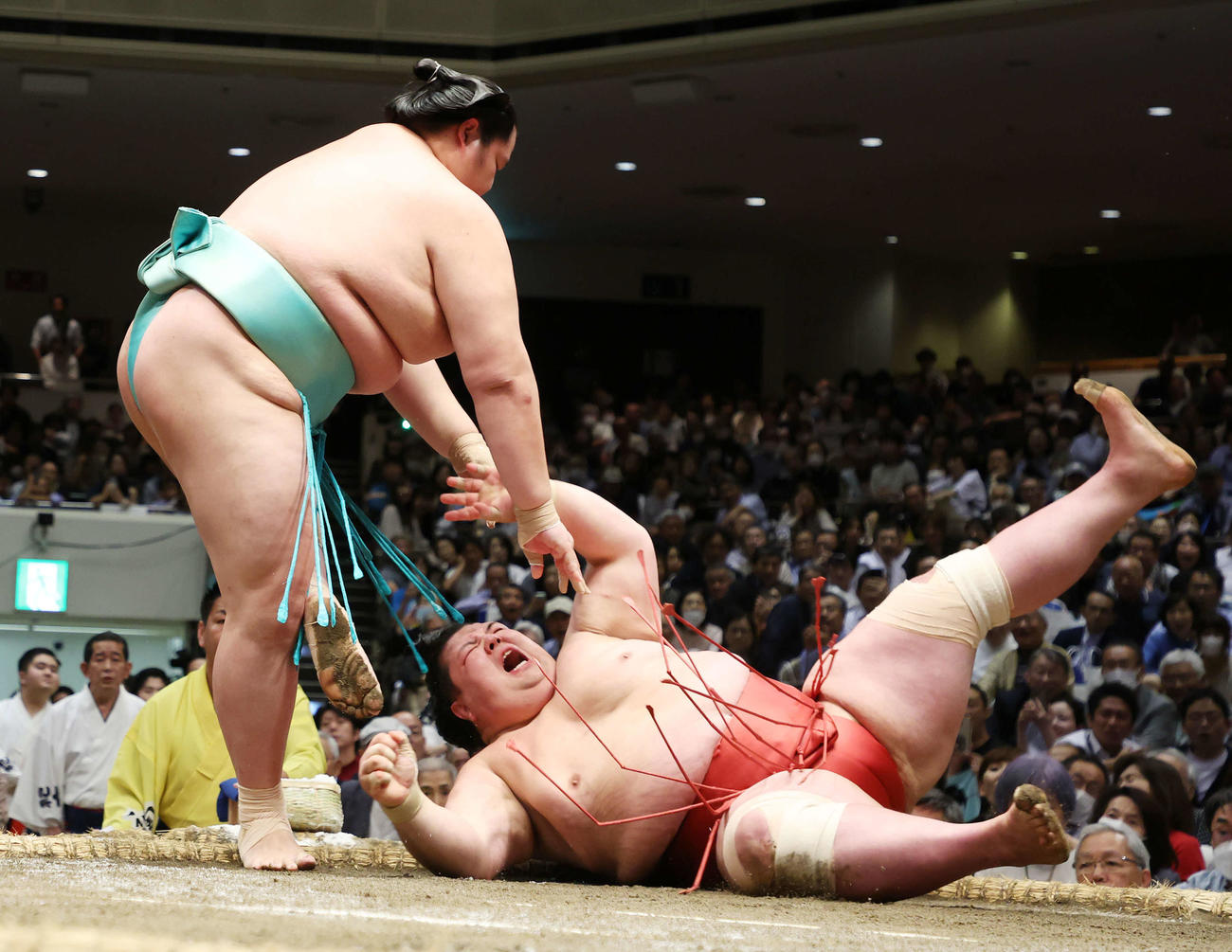 阿武咲（右）を突き落としで破る琴桜（撮影・鈴木正人）