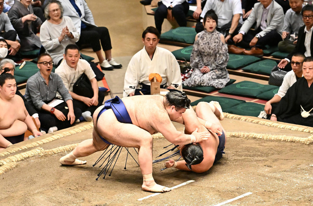 高安（左）は豊昇龍をすくい投げで破る（撮影・滝沢徹郎）