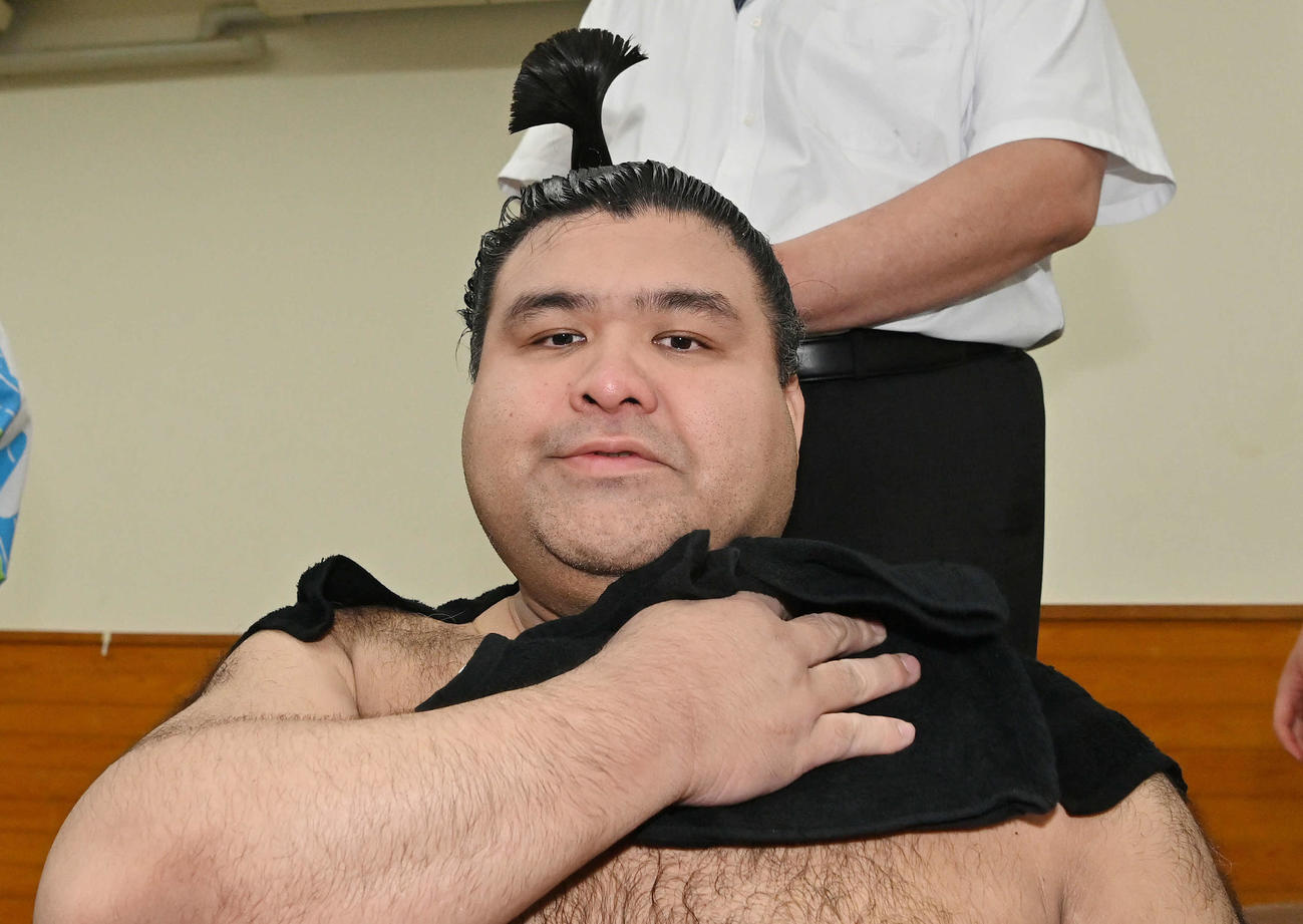 支度部屋で取材に応じる高安