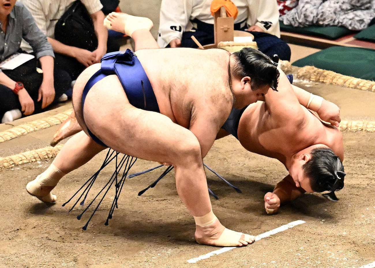 高安（左）は豊昇龍をすくい投げで破る（撮影・滝沢徹郎）