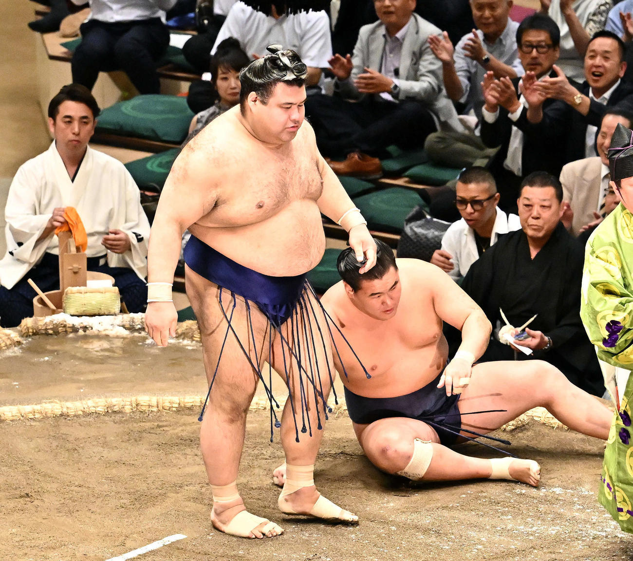 豊昇龍（右）をすくい投げで破った高安（撮影・滝沢徹郎）