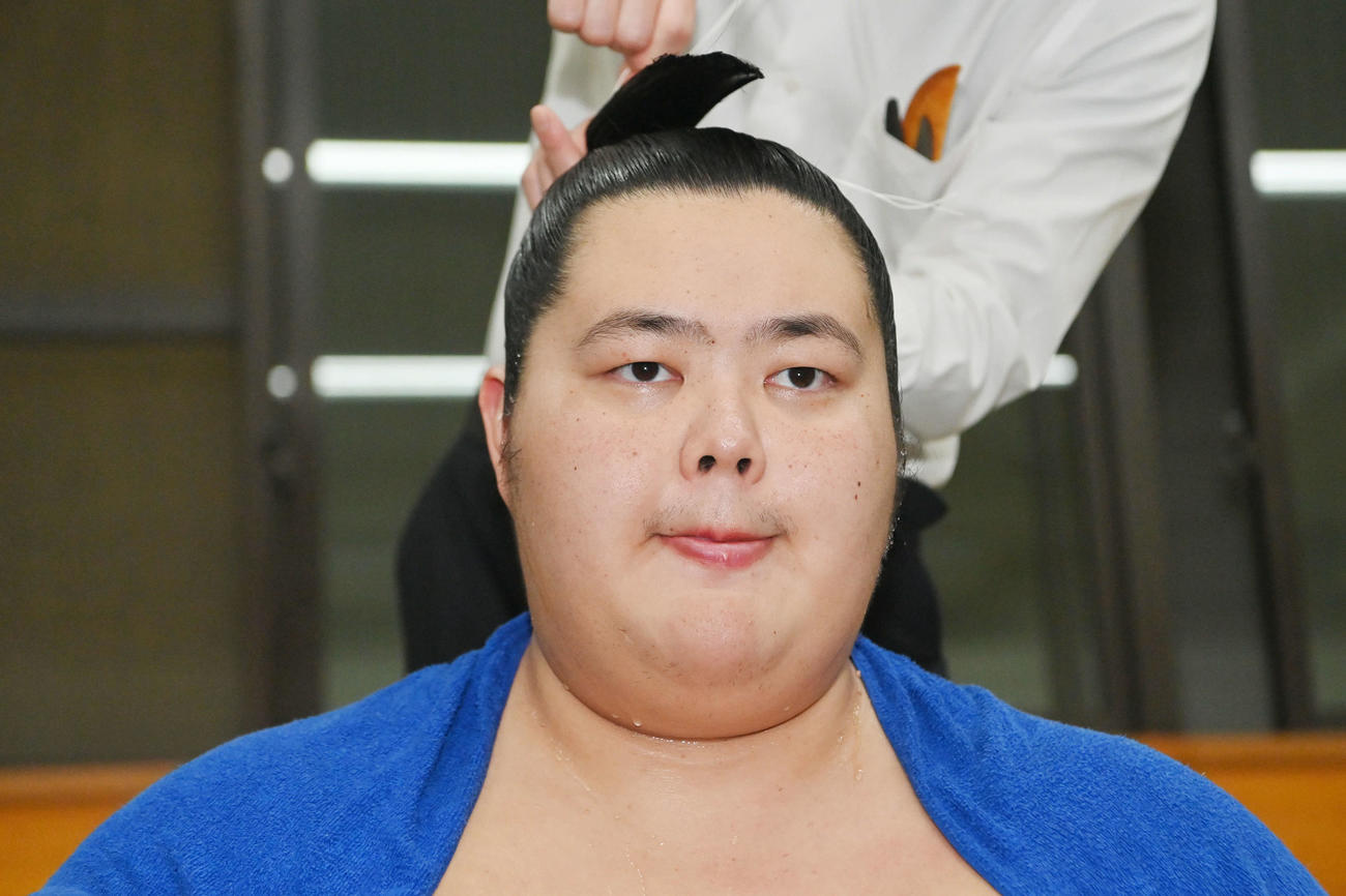 支度部屋で取材に応じる琴桜