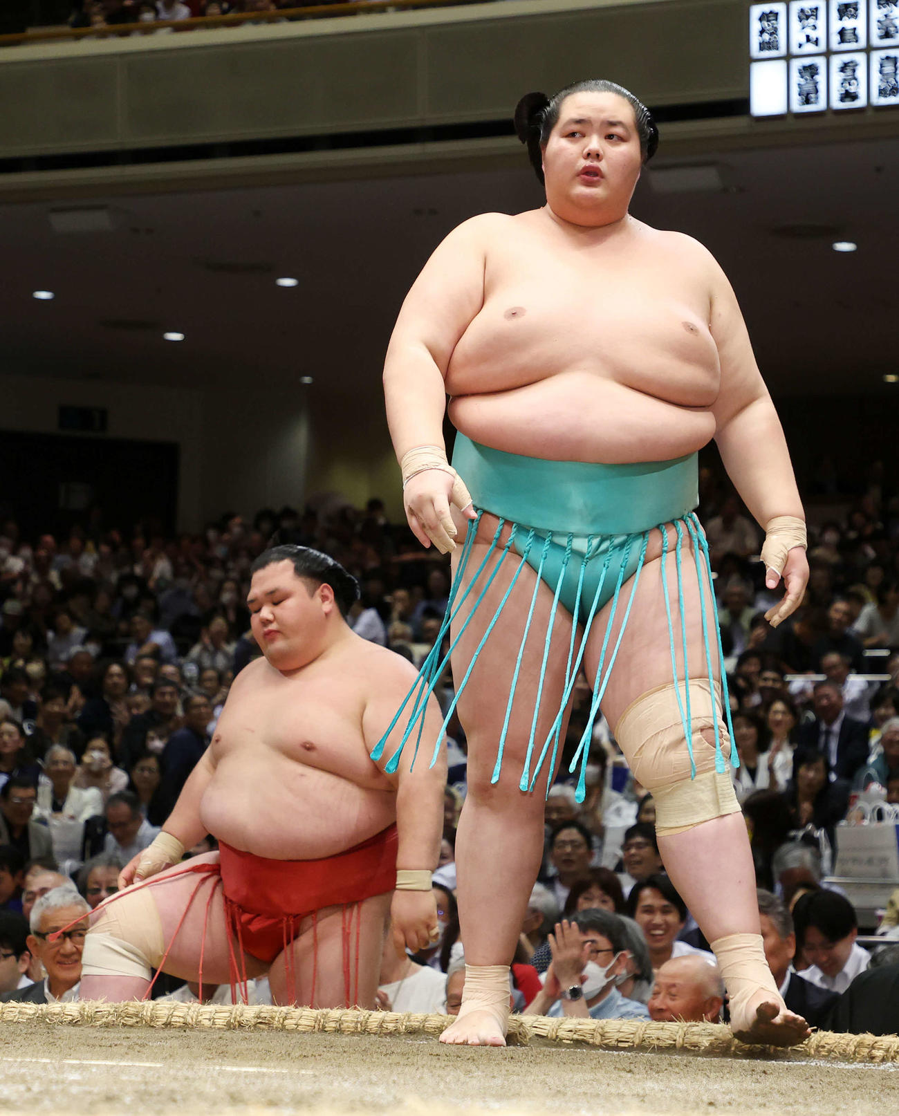 阿武咲（左）を突き落としで破った琴桜（撮影・鈴木正人）