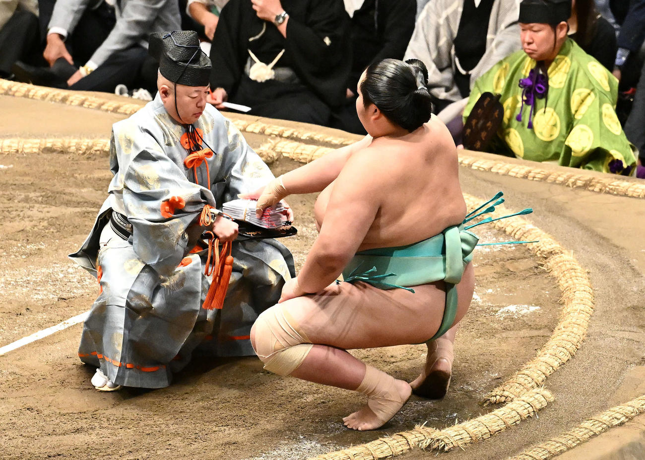 琴桜は阿武咲を破り懸賞金を受け取る（撮影・滝沢徹郎）