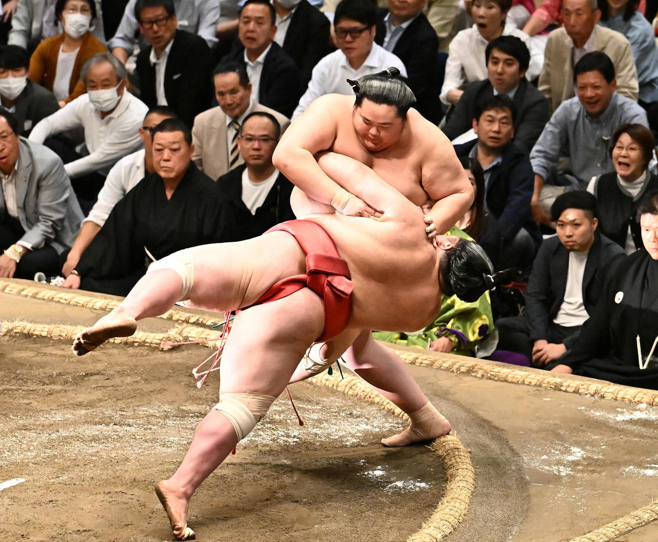琴桜（上）は阿武咲を突き落としで破る（撮影・滝沢徹郎）