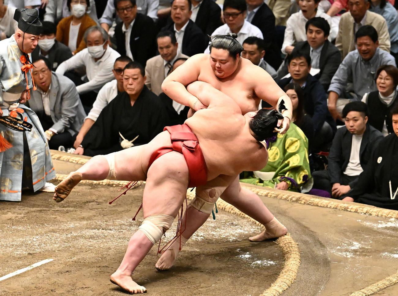 琴桜（上）は阿武咲を突き落としで破る（撮影・滝沢徹郎）