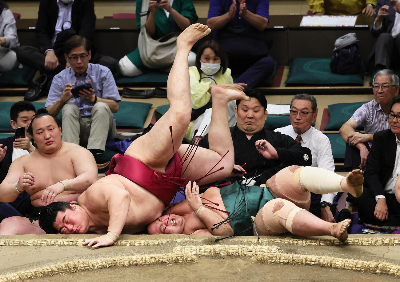 島津海（右）を上手投げで破る遠藤（撮影・足立雅史）