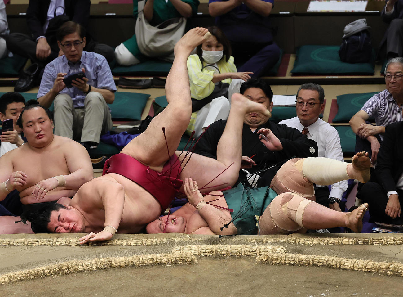 島津海（右）を上手投げで破る遠藤（撮影・足立雅史）
