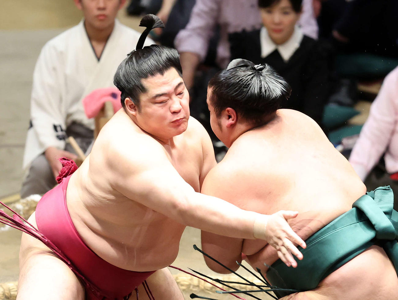 島津海（右）を攻める遠藤（撮影・鈴木正人）