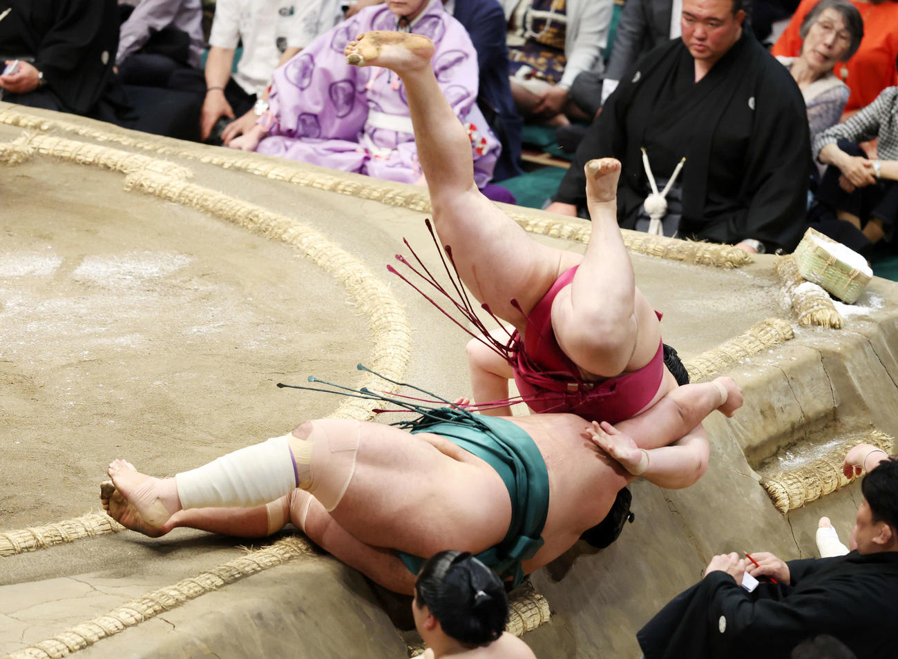 島津海（下）を上手投げで破る遠藤（撮影・鈴木正人）