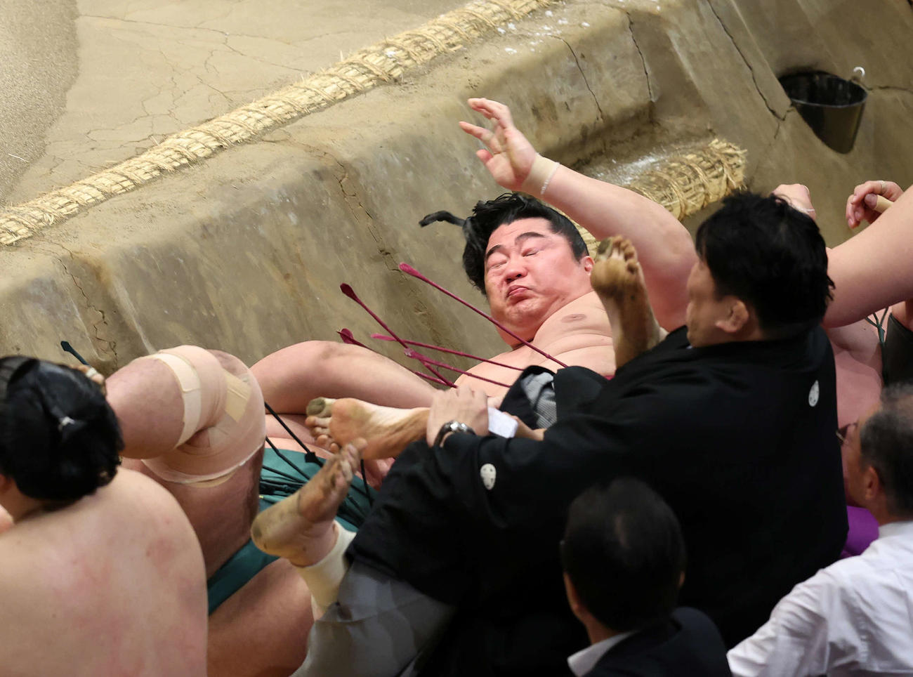 島津海（左下）を上手投げで破った遠藤（撮影・鈴木正人）