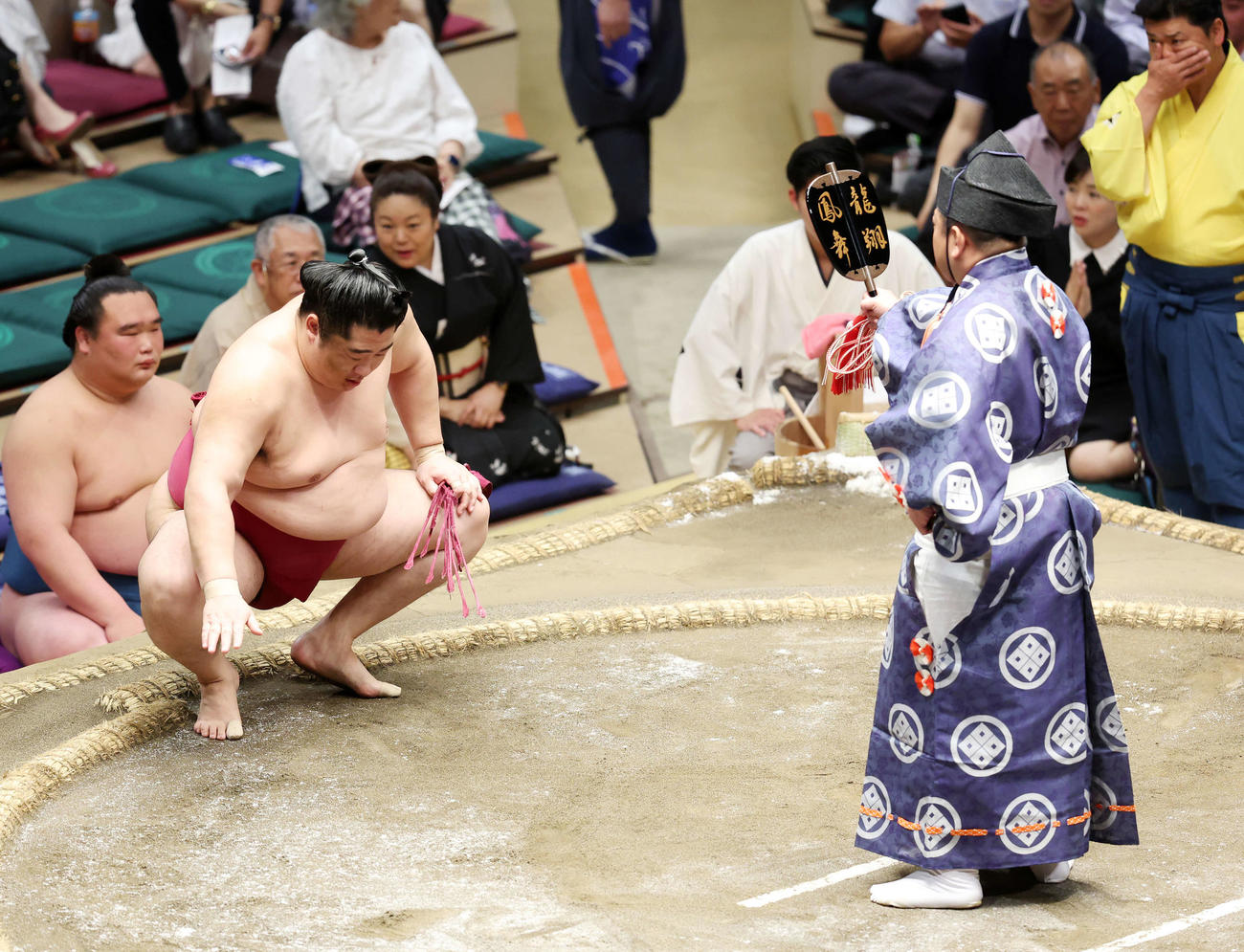 島津海を上手投げで破り勝ち名乗りを受ける遠藤（撮影・鈴木正人）