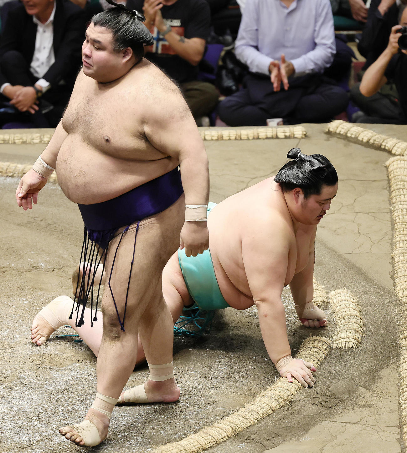 琴桜を上手投げで破った高安（手前）（撮影・足立雅史）