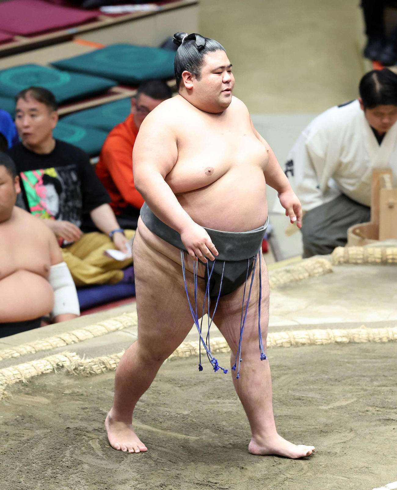 木竜皇を押し出しで破った嘉陽（撮影・鈴木正人）
