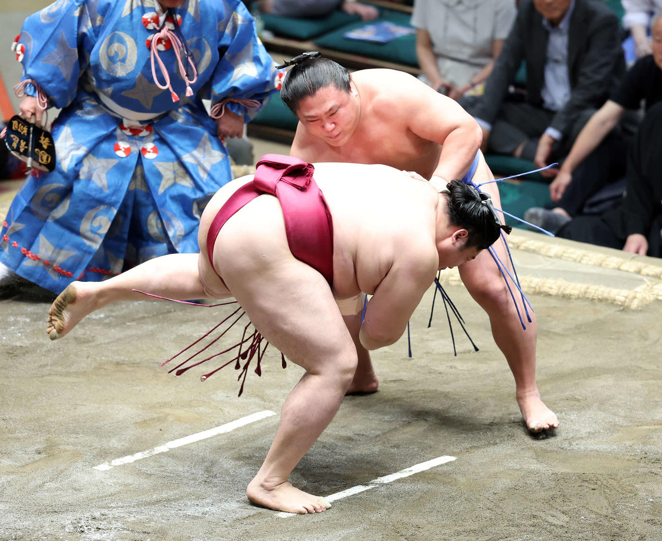 遠藤（手前）を肩すかしで破る若隆景（撮影・鈴木正人）
