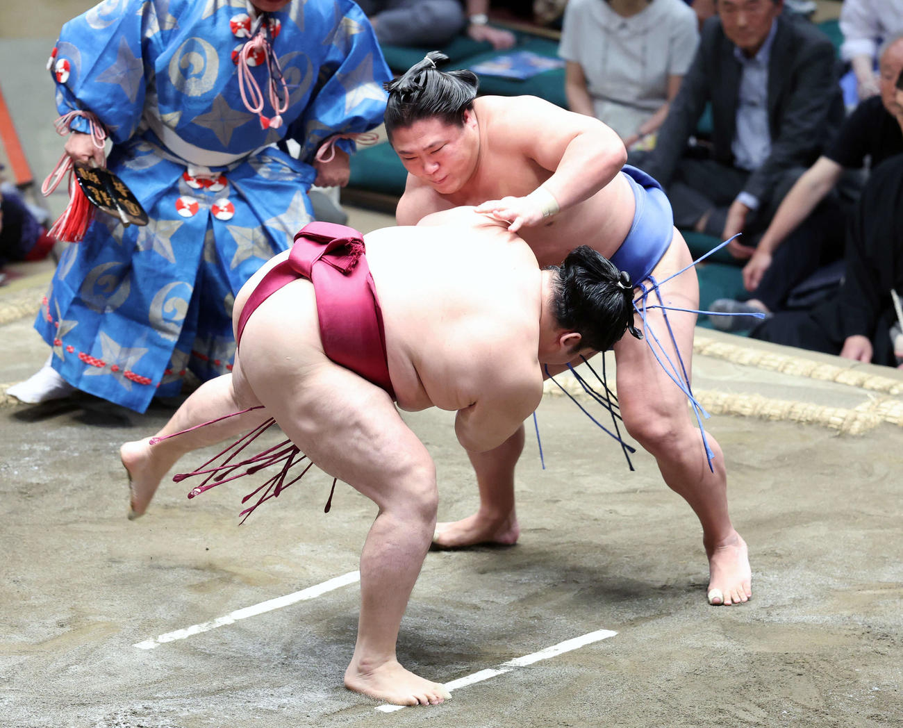 遠藤（手前）を肩すかしで破る若隆景（撮影・鈴木正人）