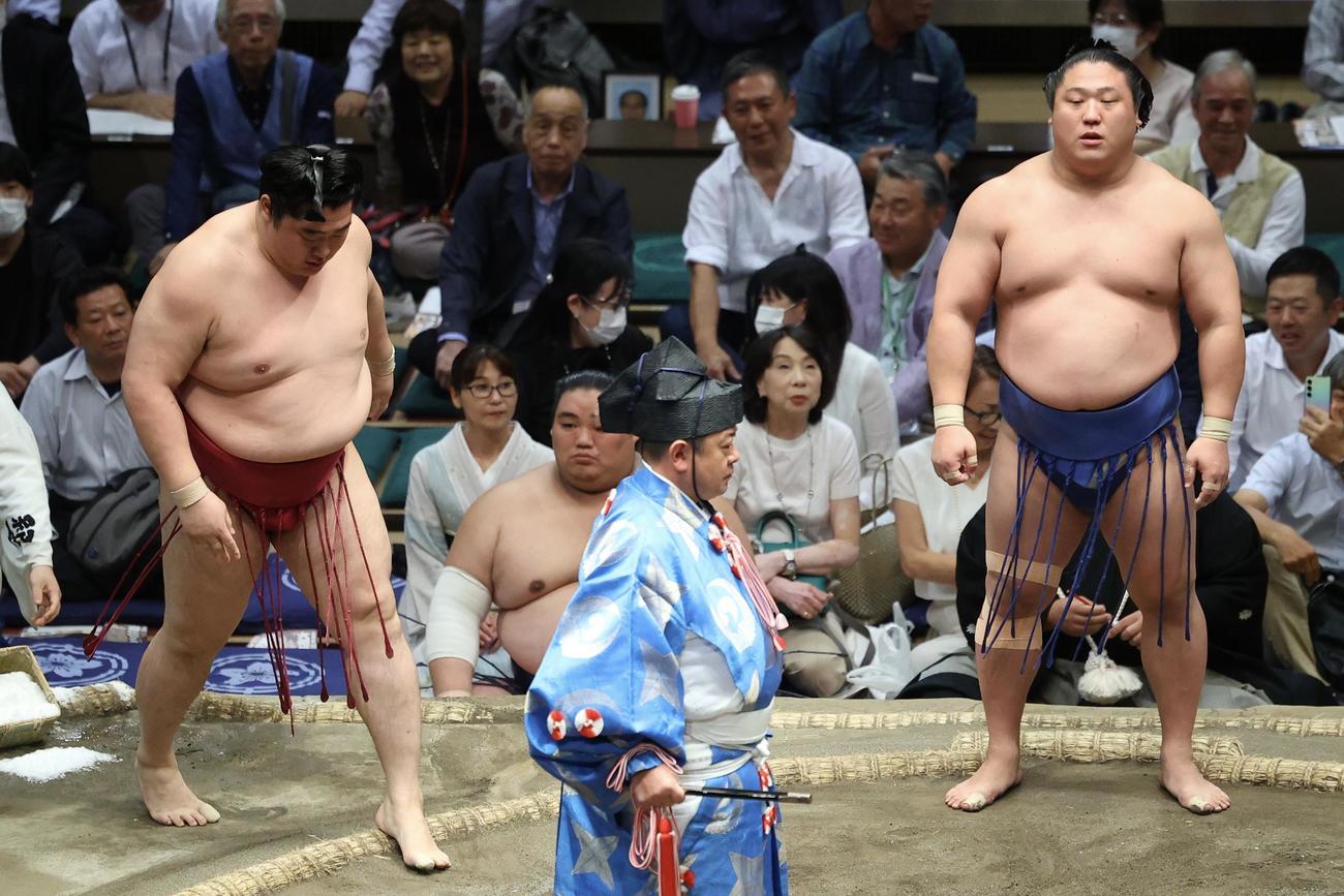 遠藤（左）を肩すかしで破る若隆景（撮影・河田真司）