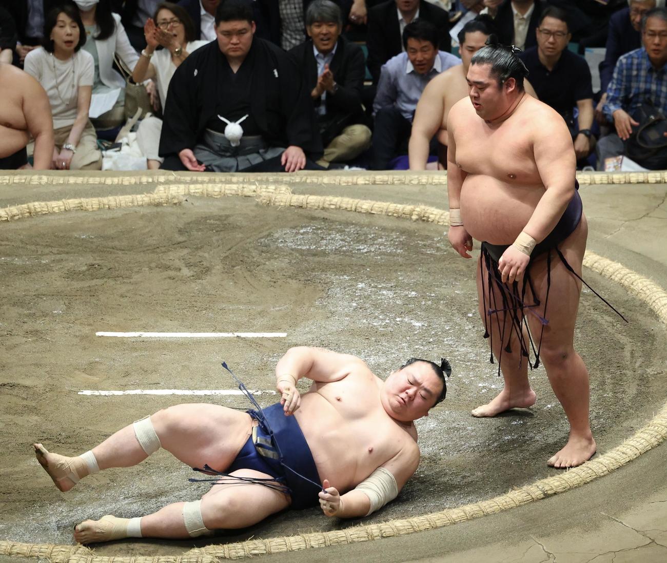 宝富士（左）を小手投げで破る湘南乃海（撮影・河田真司）