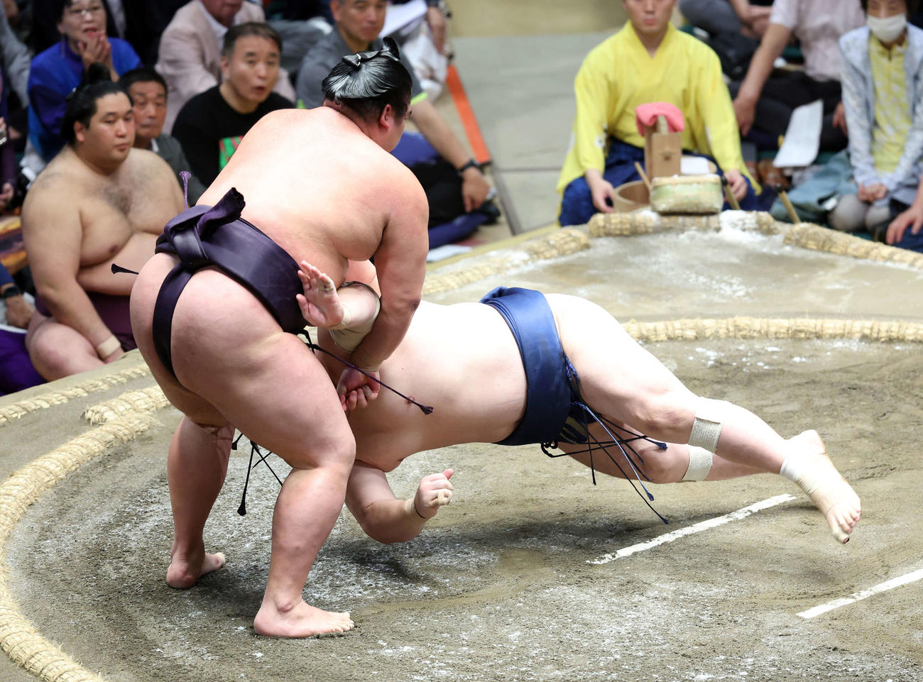 宝富士（右）を小手投げで破る湘南乃海（撮影・鈴木正人）