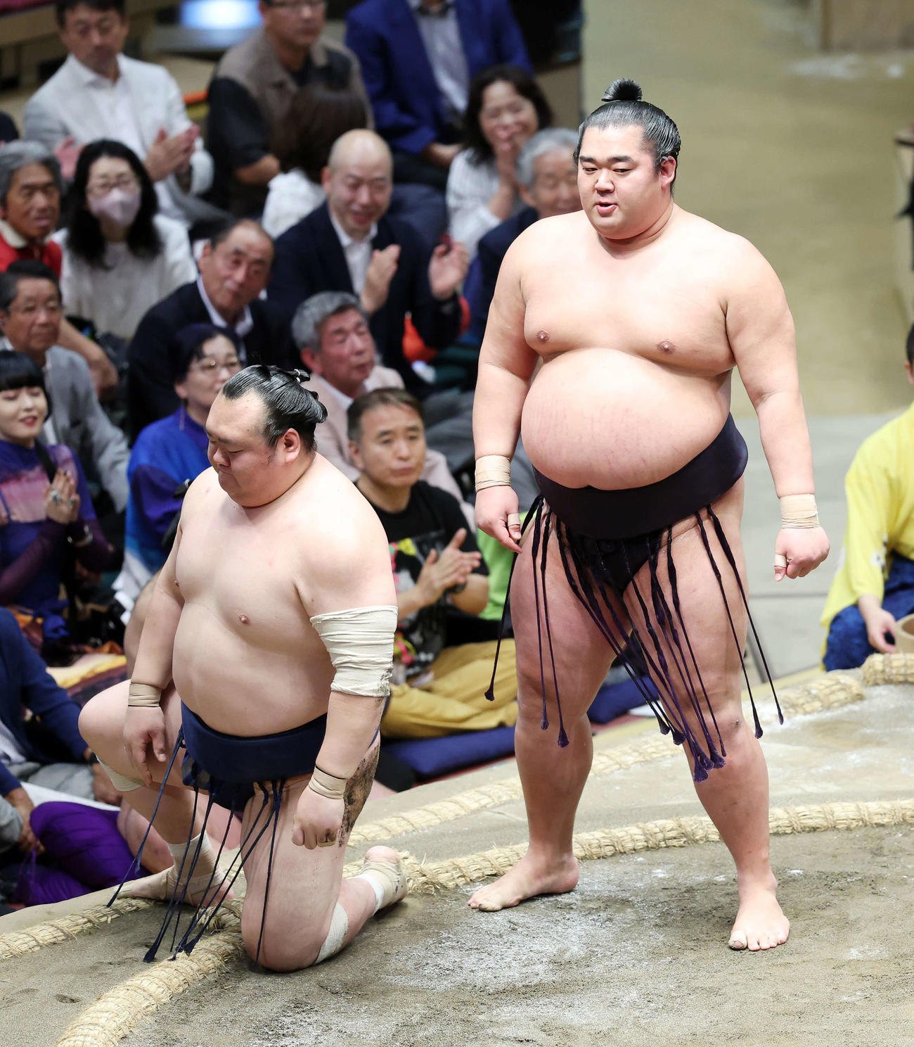 宝富士（左）を小手投げで破った湘南乃海（撮影・鈴木正人）