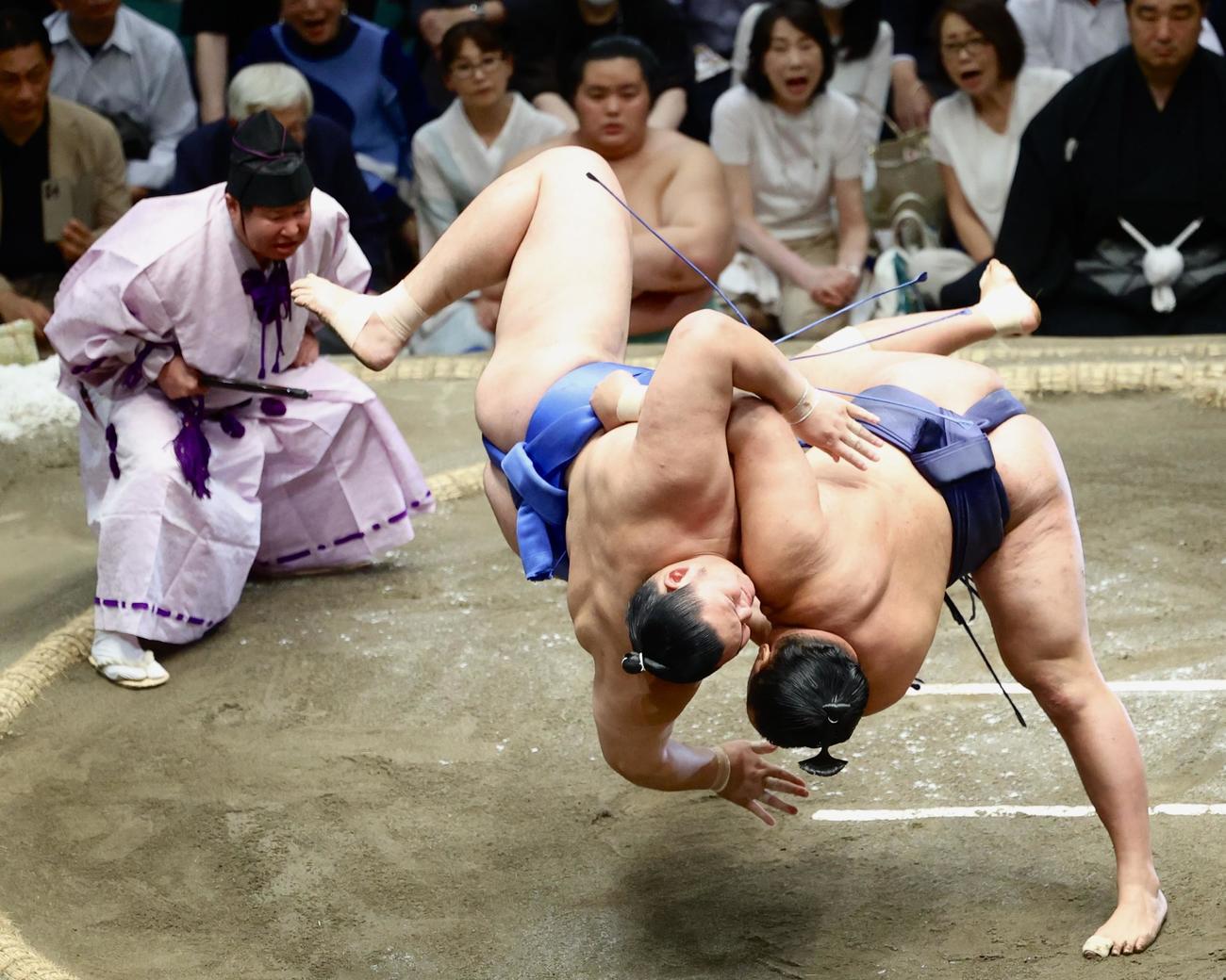 大の里（手前左）を下手投げで破る豊昇龍。後方中央は琴桜（撮影・河田真司）