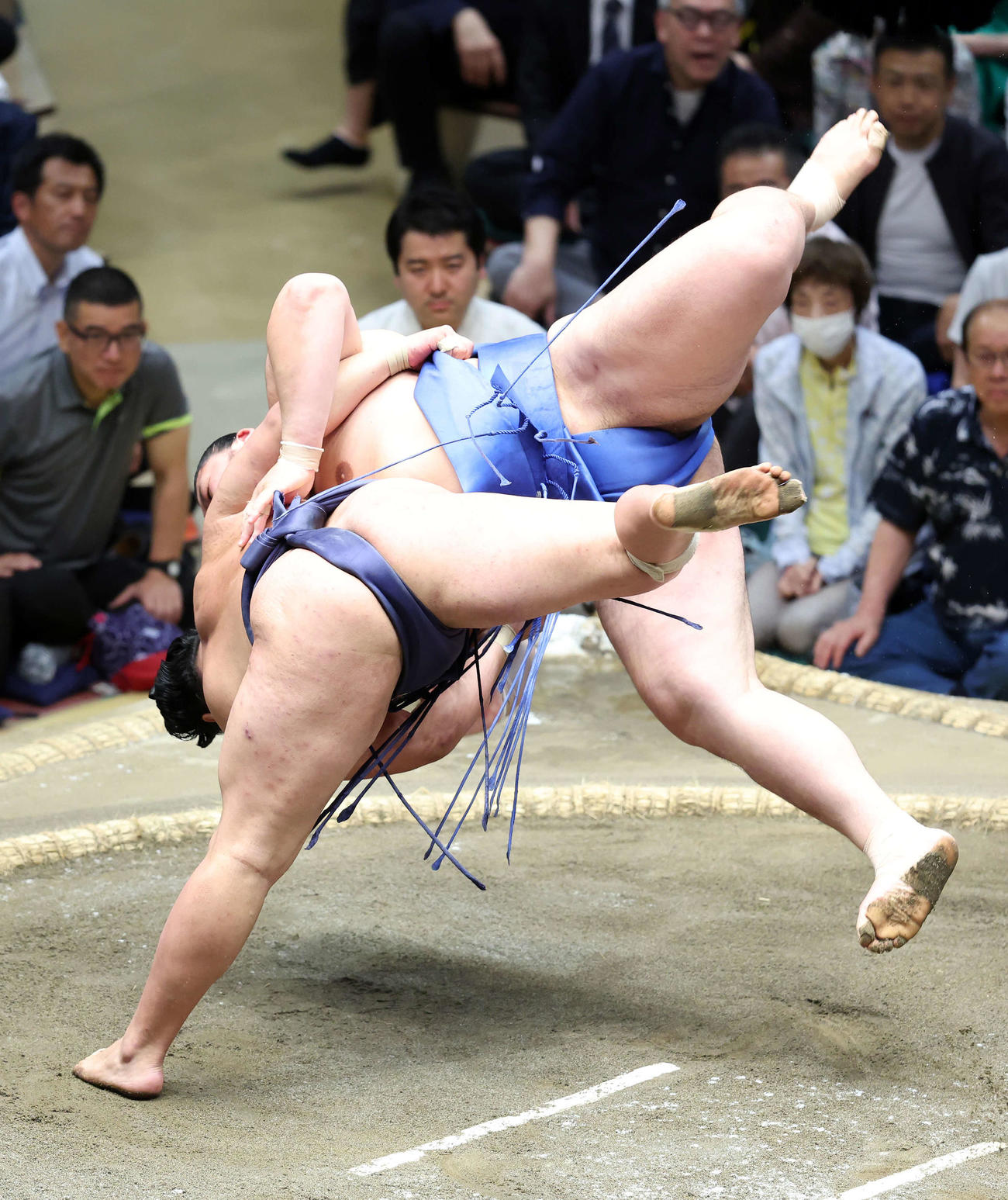 豊昇龍（左）に下手投げで敗れる大の里（撮影・鈴木正人）