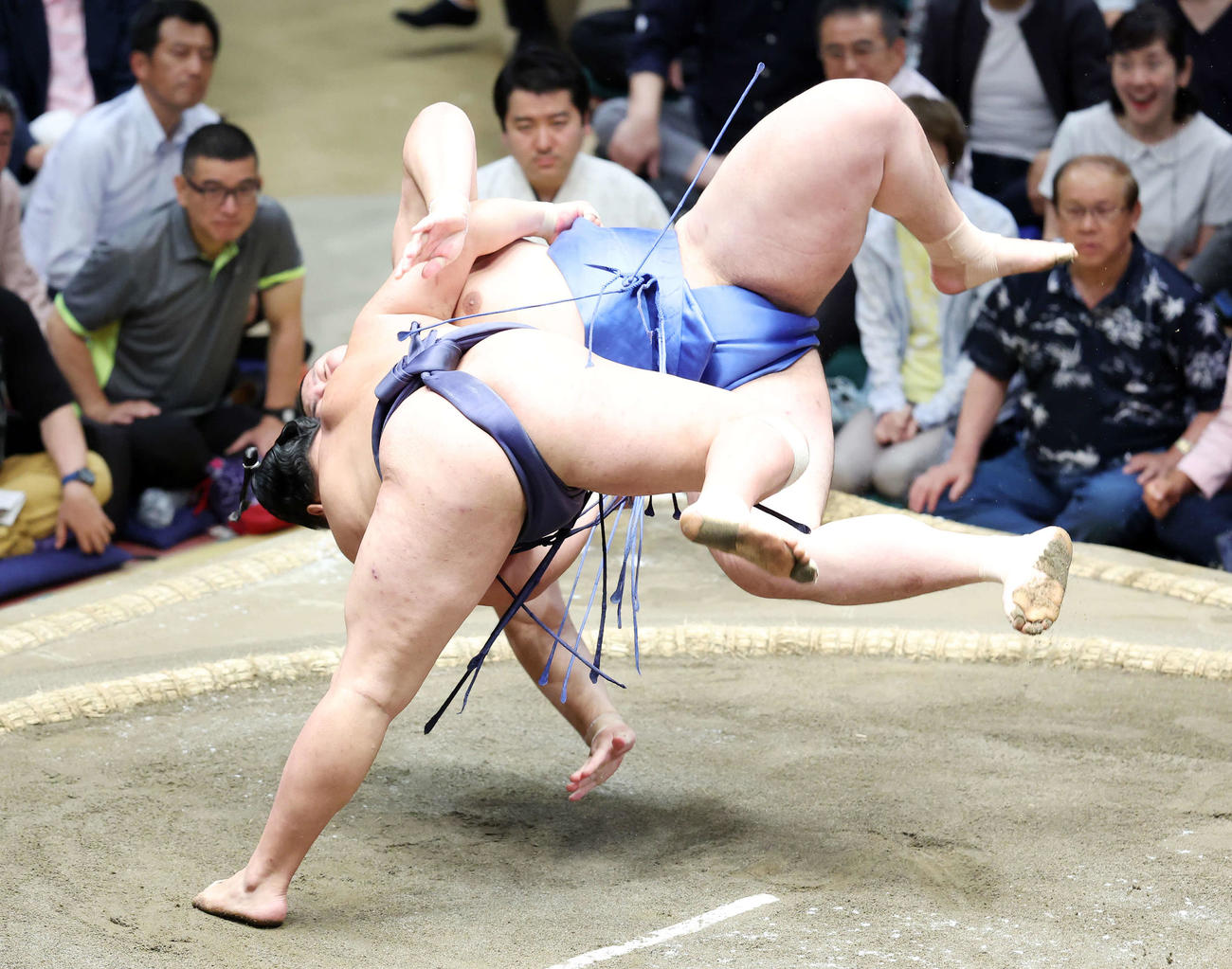 豊昇龍（左）に下手投げで敗れる大の里（撮影・鈴木正人）