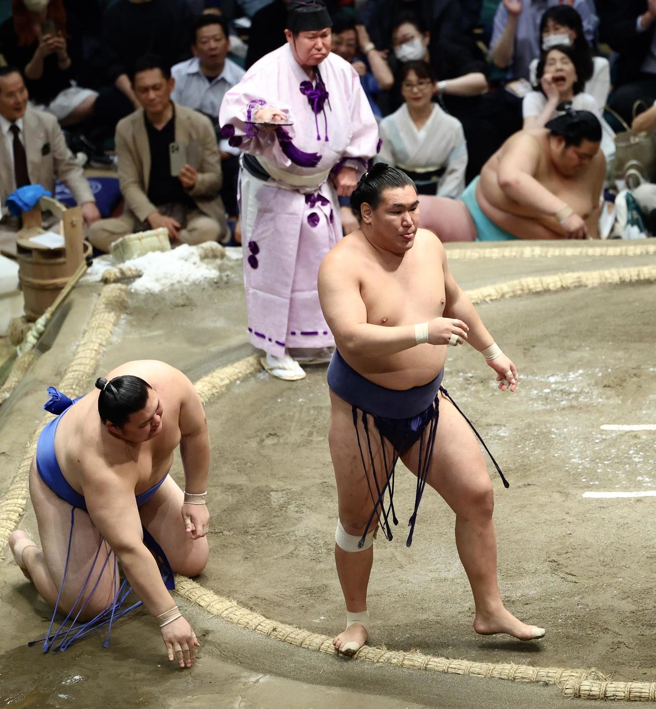大の里（手前左）を下手投げで破る豊昇龍。土俵下右は琴桜（撮影・河田真司）