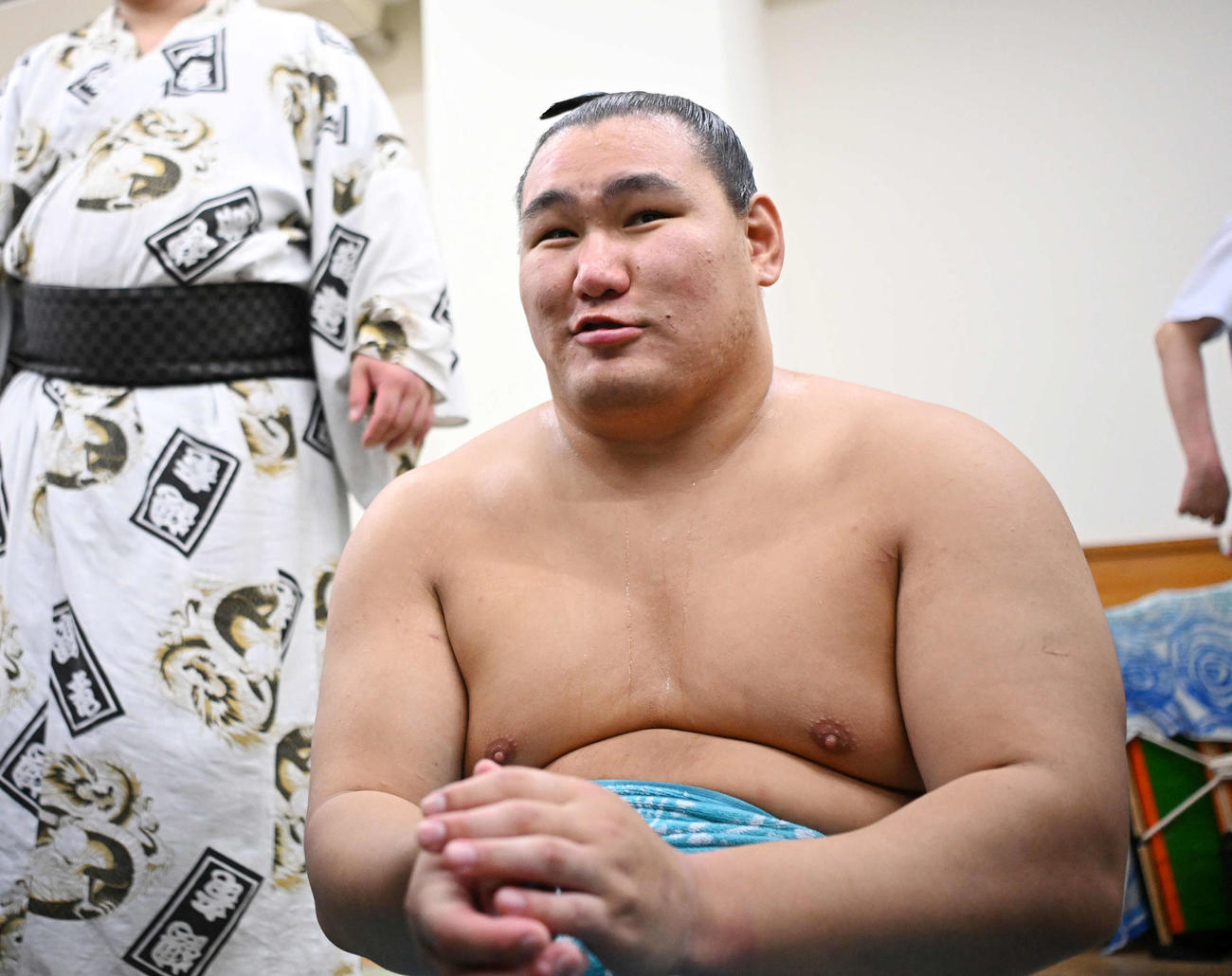 報道陣の質問に笑顔で答える豊昇龍
