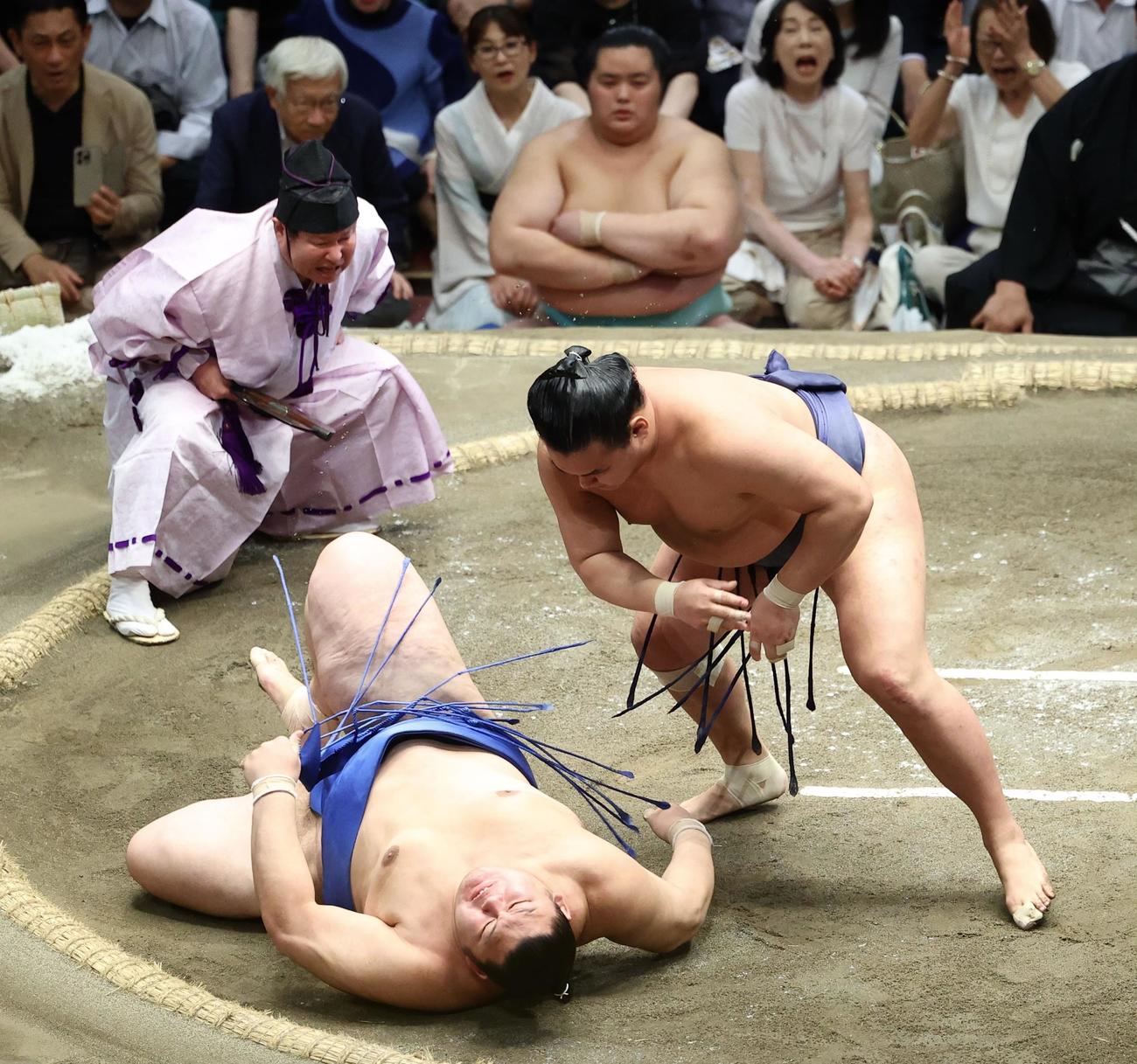 大の里（手前左）を下手投げで破る豊昇龍。土俵下中央は琴桜（撮影・河田真司）