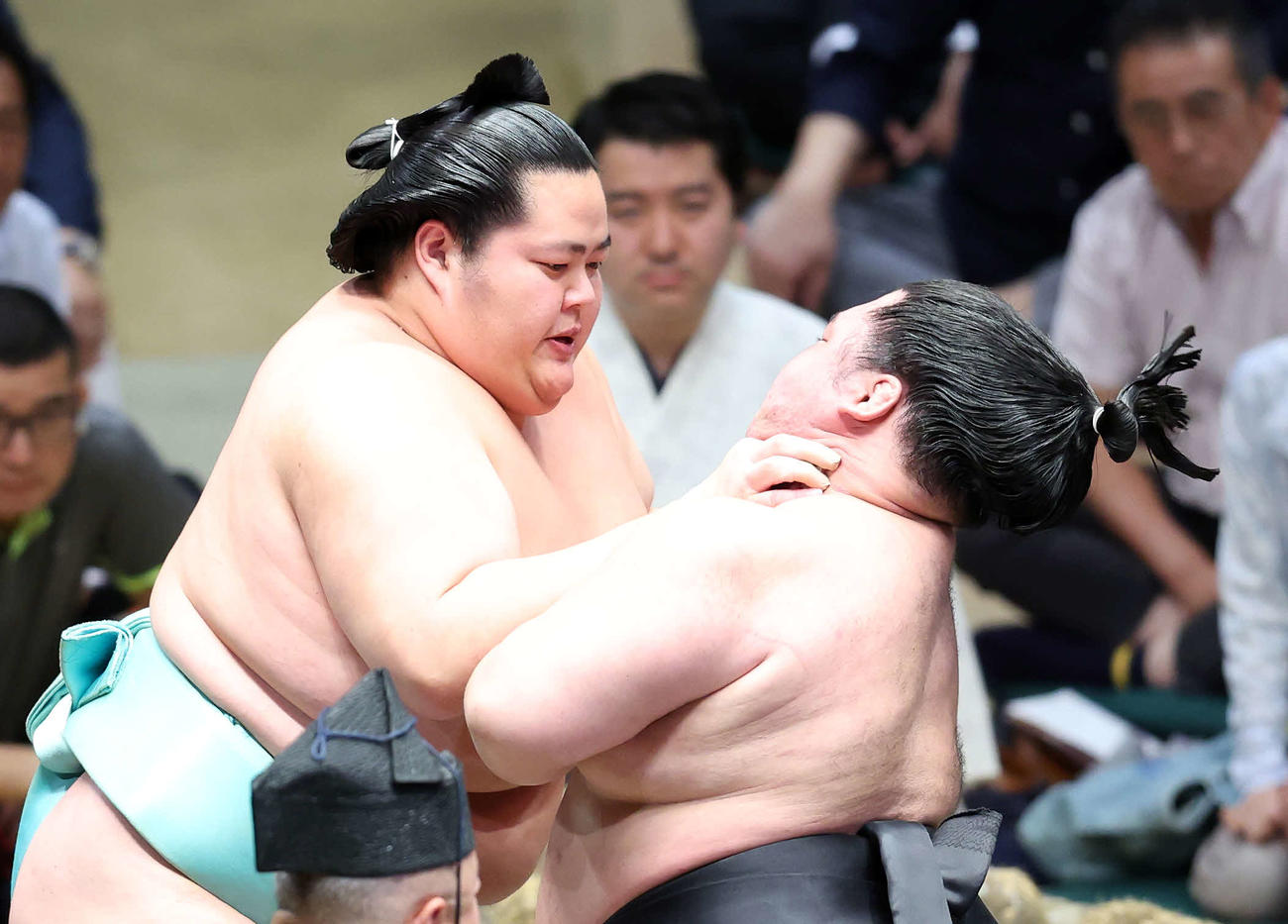 明生（右）を攻める琴桜（撮影・鈴木正人）