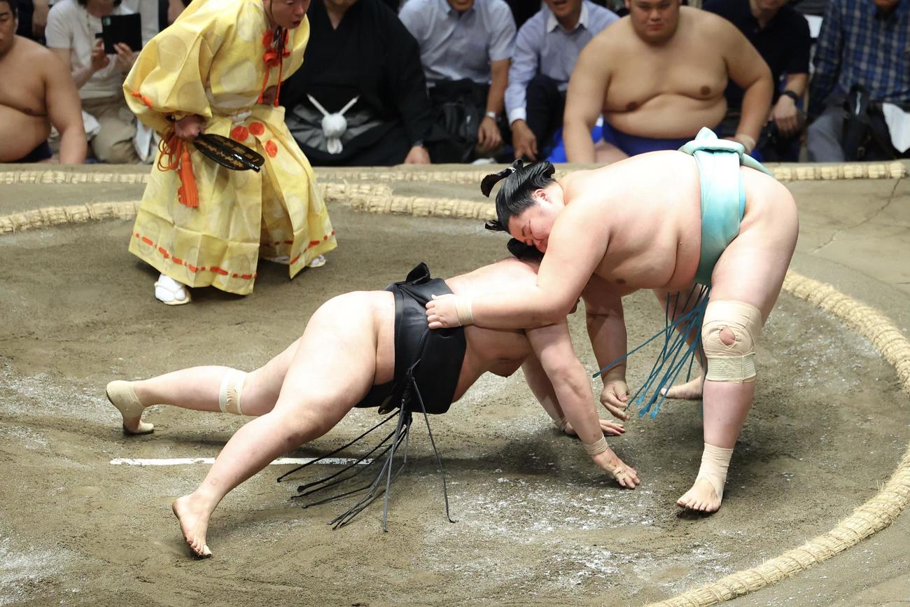 明生（左）を上手投げで破る琴桜（撮影・河田真司）