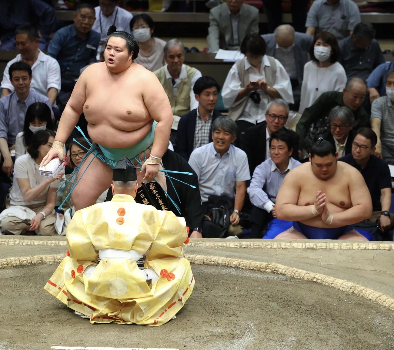 明生を上手投げで破った琴桜。土俵下は大の里（撮影・河田真司）