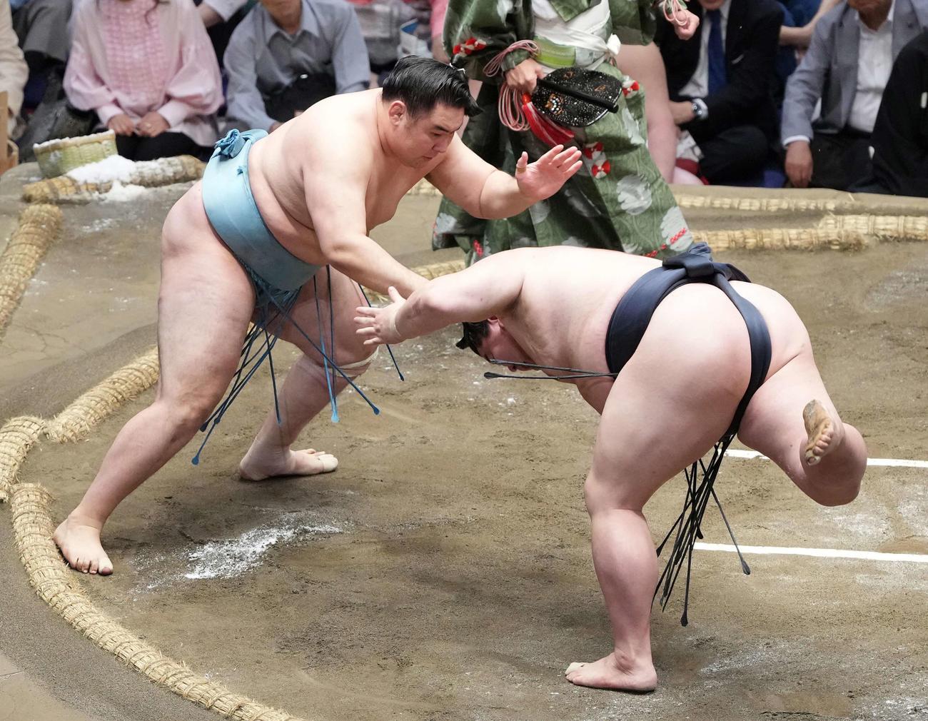 欧勝馬（左）は正代をはたき込みで破る（撮影・小沢裕）