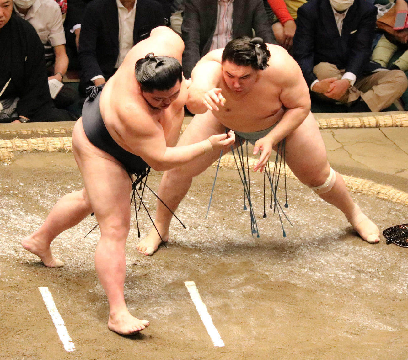 正代（左）を攻める欧勝馬（撮影・深田雄智）