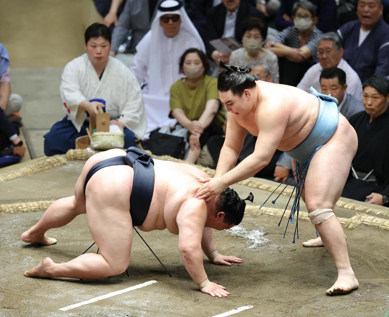 正代（左）をはたき込みで破る欧勝馬（撮影・河田真司）