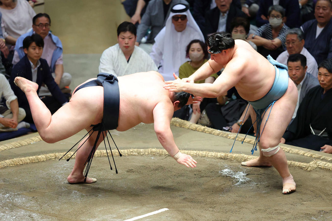正代（左）をはたき込みで破る欧勝馬（撮影・河田真司）