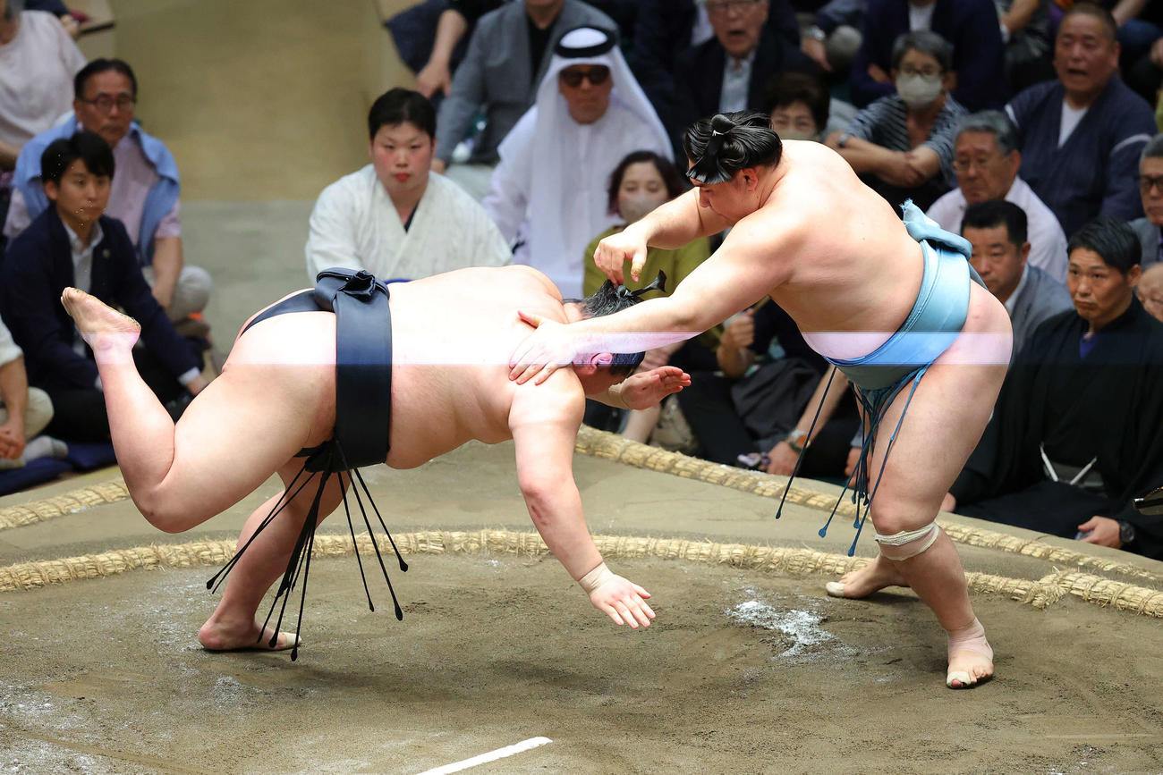 正代（左）をはたき込みで破る欧勝馬（撮影・河田真司）