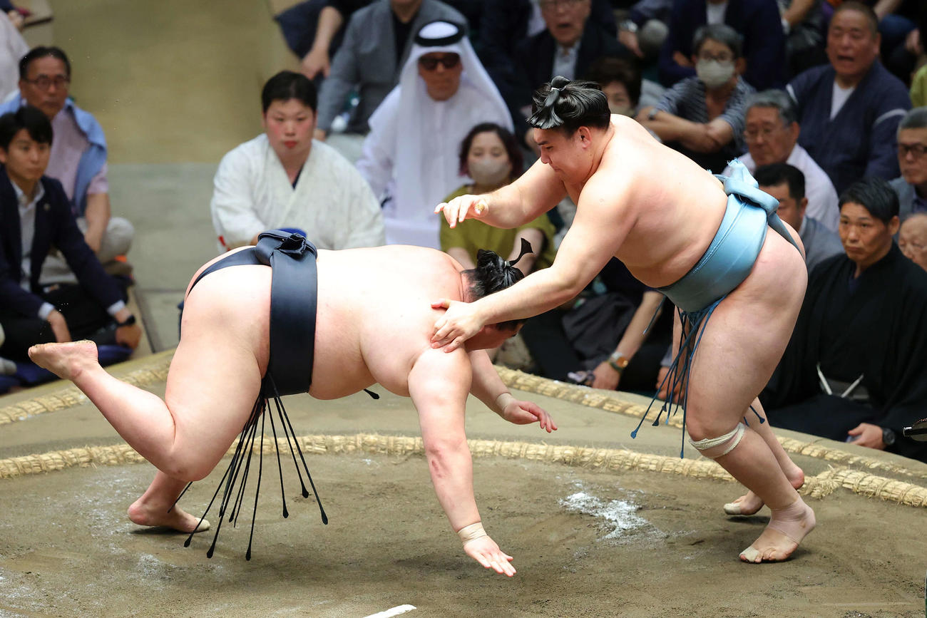 正代（左）をはたき込みで破る欧勝馬（撮影・河田真司）